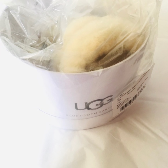 New Ugg Sheepskin Bluetooth Earmuffs - Picture 2 of 3